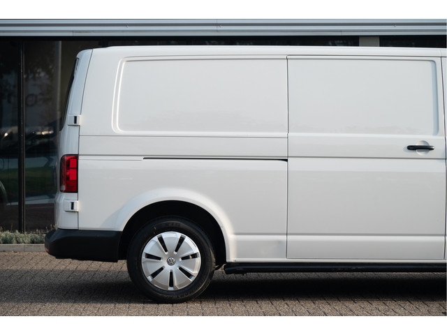 Foto 9 van Volkswagen Transporter 2.0 TDI L2H1 28 | Cruise | Airco | Bluetooth | Betimmering |
