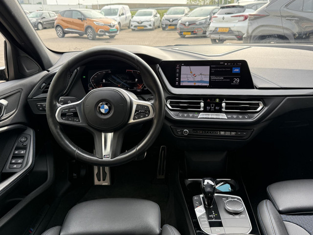 Foto 3 van BMW 1-serie 118i Executive Edition | NAP | Dealer onderhouden | Stoelverwarming | Navigatie | LED |