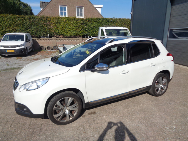 Foto 2 van Peugeot 2008 1.2 PureTech Féline Ecc, Panorama dak, Carplay/android, trekhaak, metallic lak