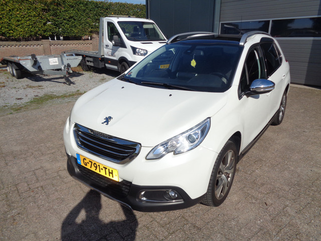 Foto 3 van Peugeot 2008 1.2 PureTech Féline Ecc, Panorama dak, Carplay/android, trekhaak, metallic lak