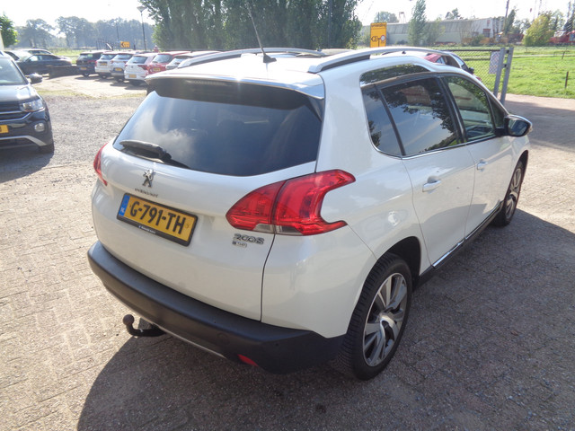 Foto 4 van Peugeot 2008 1.2 PureTech Féline Ecc, Panorama dak, Carplay/android, trekhaak, metallic lak