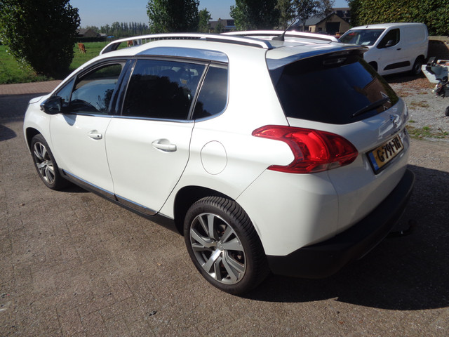 Foto 5 van Peugeot 2008 1.2 PureTech Féline Ecc, Panorama dak, Carplay/android, trekhaak, metallic lak
