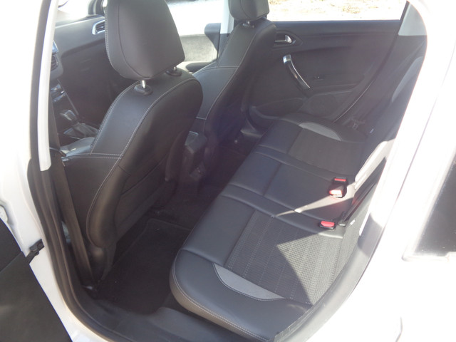 Foto 10 van Peugeot 2008 1.2 PureTech Féline Ecc, Panorama dak, Carplay/android, trekhaak, metallic lak