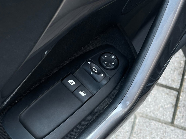 Foto 3 van Peugeot 2008 1.2 PureTech Blue Lion | 'Hoge instap' | 1e Eig | NL Auto