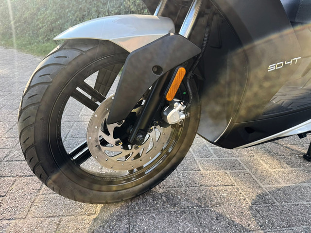 Foto 3 van Kymco Agility 16 + NARDO GREY 45 km EURO5 Scooter NIEUW