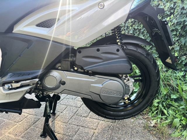 Foto 4 van Kymco Agility 16 + NARDO GREY 45 km EURO5 Scooter NIEUW