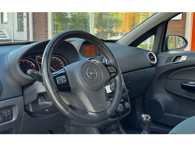 Foto 4 van Opel Corsa 1.4-16V Cosmo*Nieuwe-APK*CruiseControl*Parksensorachter*5Deurs*