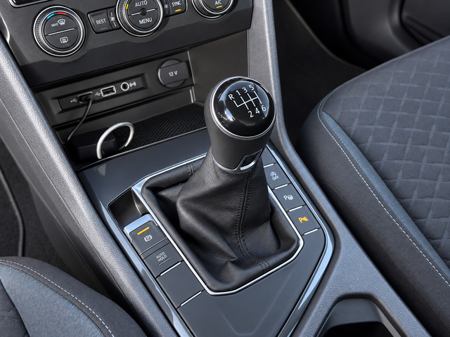 Foto 8 van Volkswagen Tiguan 1.5 TSI Comfortline Business | Carplay Navi | Trekhaak | Airco | Cruise | Velgen