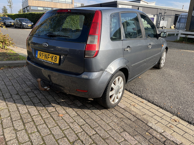 Foto 10 van Ford Fiesta 1.4-16V Trend 5 Deurs,Airco. Nieuwe Apk: 18-09-2027 Nette en goed rijdende Fiesta.