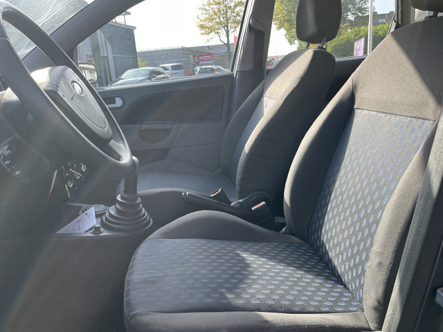 Foto 4 van Ford Fiesta 1.4-16V Trend 5 Deurs,Airco. Nieuwe Apk: 18-09-2027 Nette en goed rijdende Fiesta.