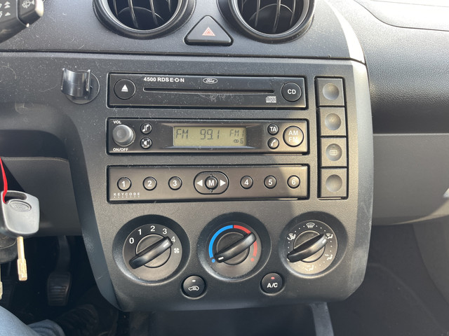 Foto 3 van Ford Fiesta 1.4-16V Trend 5 Deurs,Airco. Nieuwe Apk: 18-09-2027 Nette en goed rijdende Fiesta.