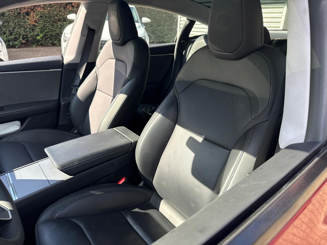 Foto 5 van Tesla Model 3 RWD 60 kWh let op rechter achter schade.