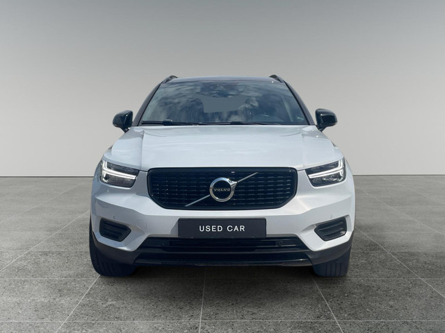 Foto 2 van Volvo XC40 2.0 T4 R-Design | Elektrisch verstelbare voorstoelen | Trekhaak |