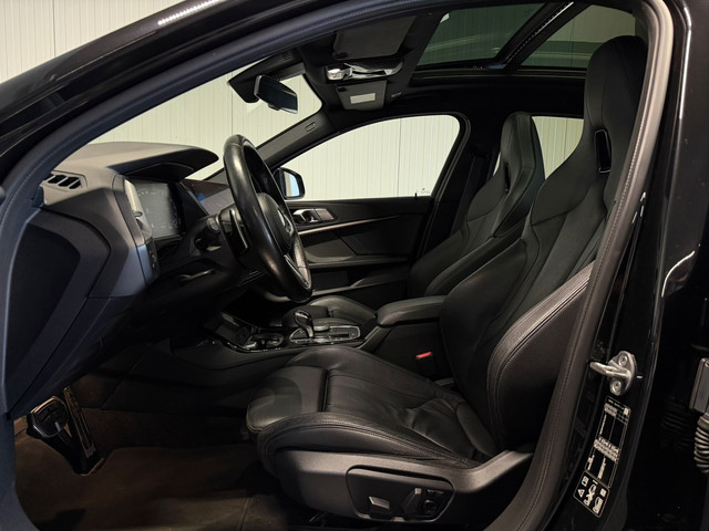 BMW 1-serie M135i xDrive High Executive Panodak Leder HUD Harman Kardon Camera Carplay Dealer Onderh