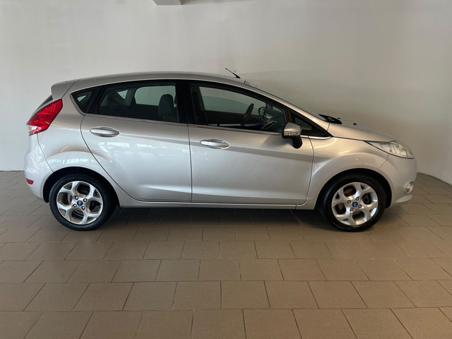 Foto 6 van Ford Fiesta 1.6 Titanium AIRCO ELEK RAMEN CENT VERG VELGEN TREKHAAK NWE APK INRUIL MOG ZEER NETTE AU