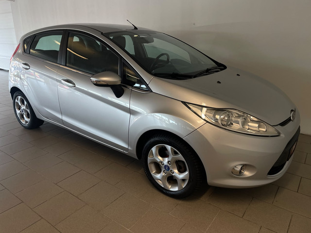 Foto 5 van Ford Fiesta 1.6 Titanium AIRCO ELEK RAMEN CENT VERG VELGEN TREKHAAK NWE APK INRUIL MOG ZEER NETTE AU