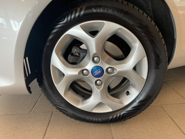 Foto 2 van Ford Fiesta 1.6 Titanium AIRCO ELEK RAMEN CENT VERG VELGEN TREKHAAK NWE APK INRUIL MOG ZEER NETTE AU