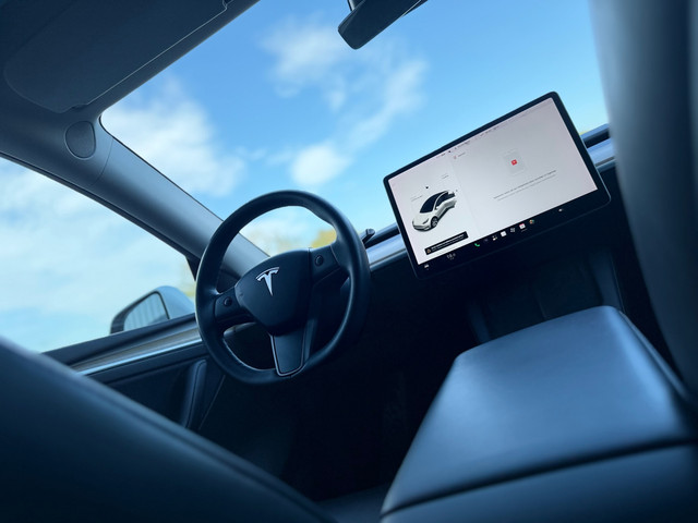 Foto 3 van Tesla MODEL Y Long Range AWD 75 kWh - Pearl White - Panorama/Leder - SOH 91%
