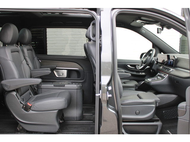 Foto 6 van Mercedes-Benz V-Klasse 300d / AMG / 4-Matic / DC / Luchtvering / Pano / Elec Stoelen / Burmester / V