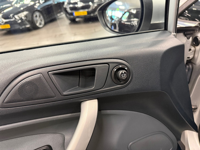 Foto 3 van Ford Fiesta 1.25 Titanium * 77.763 km + NAP / Airco / LM Velgen / NL Auto *