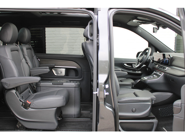 Foto 6 van Mercedes-Benz V-Klasse 300d / AMG / 4-Matic / 7-Persoons / Luchtvering / Pano / Elec Stoelen / Burme