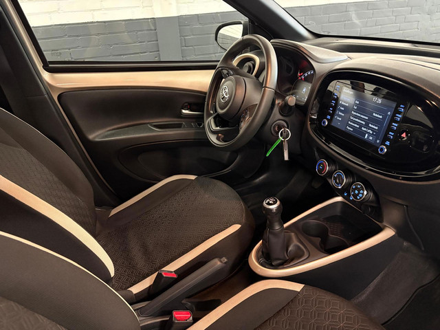 Foto 3 van Toyota Aygo X 1.0 VVT-i MT Pulse | Carplay | 17" | Camera |stoelverwarming