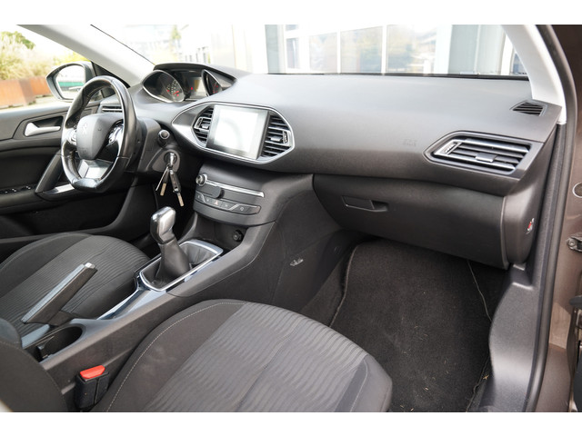 Foto 4 van Peugeot 308 SW 1.2 PureTech Blue Lease Executive 110pk | Audio-navigatie full map | Cruise Control |