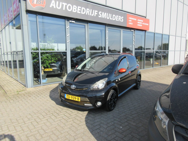 Foto 10 van Toyota Aygo 1.0 VVT-i Dynamic Orange