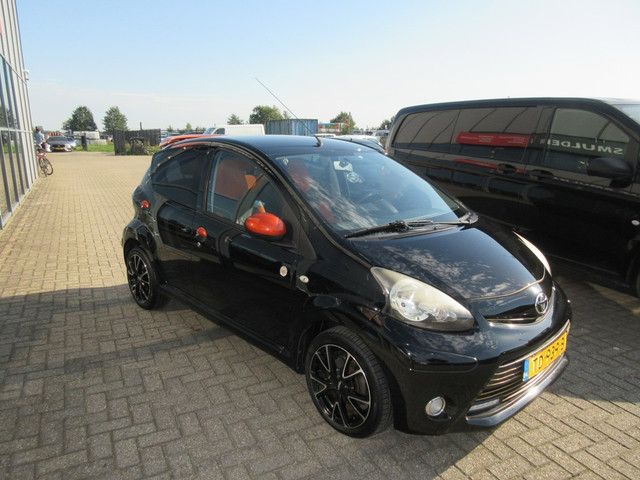 Foto 2 van Toyota Aygo 1.0 VVT-i Dynamic Orange