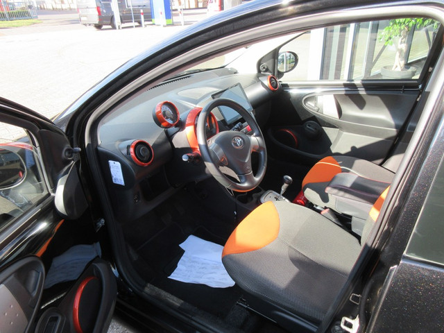 Foto 3 van Toyota Aygo 1.0 VVT-i Dynamic Orange