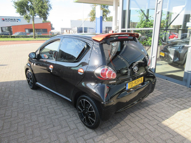 Foto 4 van Toyota Aygo 1.0 VVT-i Dynamic Orange
