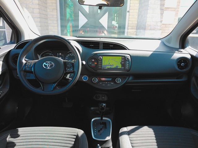 Foto 3 van Toyota Yaris 1.5 Hybrid Executive zeer mooie auto