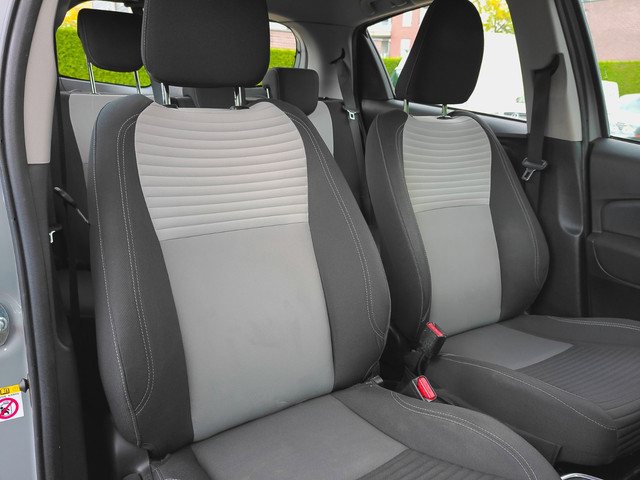 Foto 2 van Toyota Yaris 1.5 Hybrid Executive zeer mooie auto