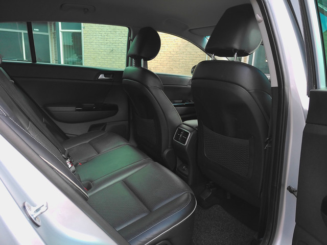 Foto 6 van Kia SPORTAGE 1.6 GDI First Edition leer camera zeer mooie auto