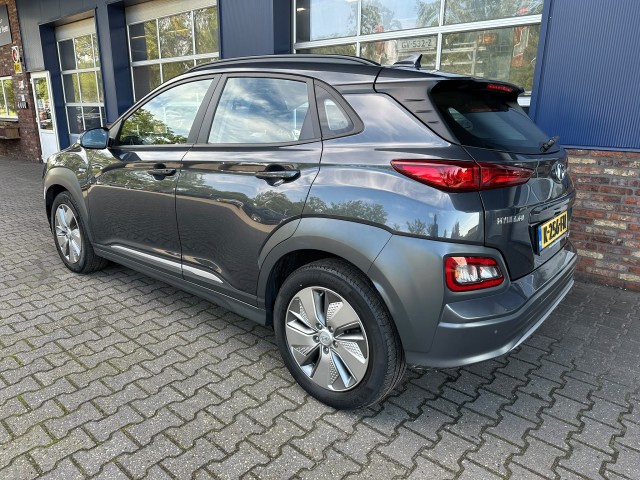 Foto 6 van HYUNDAI KONA EV COMF SMART 64 KWH, 3 fase, Camera, Warmtepomp, Carplay, Navi, Keyless, ALL IN prijs!