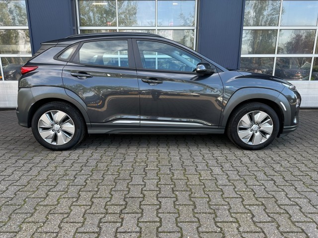 Foto 4 van HYUNDAI KONA EV COMF SMART 64 KWH, 3 fase, Camera, Warmtepomp, Carplay, Navi, Keyless, ALL IN prijs!