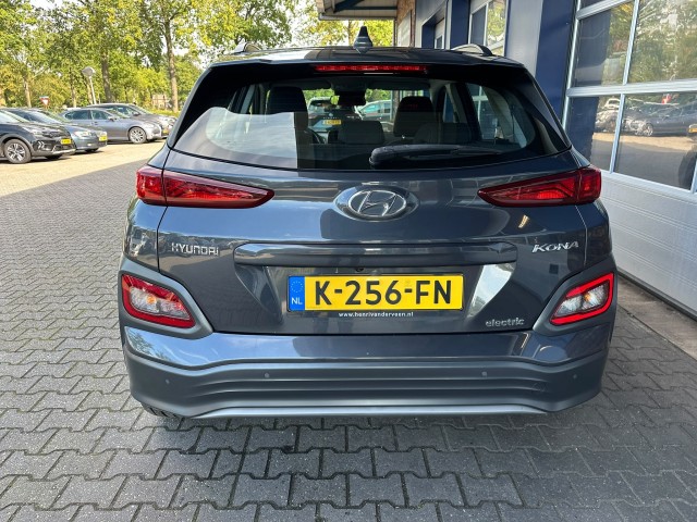 Foto 2 van HYUNDAI KONA EV COMF SMART 64 KWH, 3 fase, Camera, Warmtepomp, Carplay, Navi, Keyless, ALL IN prijs!
