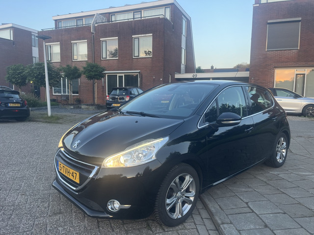 Foto 2 van Peugeot 208 1.6 e-HDi Style ClimaAuto Bleutooth Parksensor