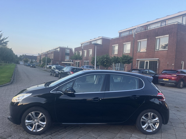 Foto 3 van Peugeot 208 1.6 e-HDi Style ClimaAuto Bleutooth Parksensor