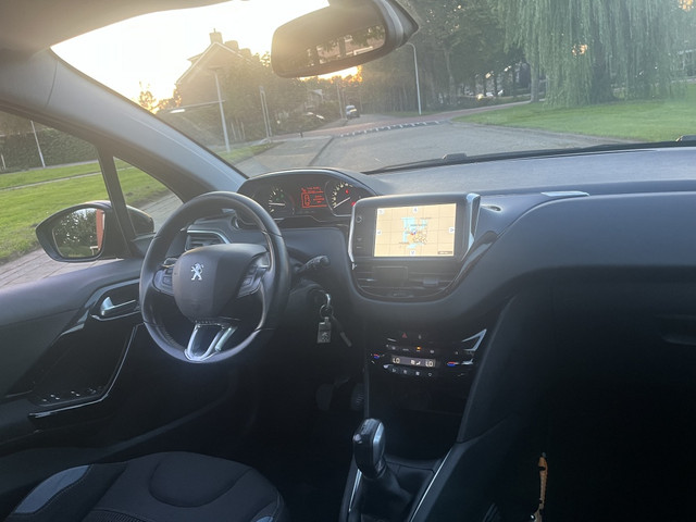 Foto 10 van Peugeot 208 1.6 e-HDi Style ClimaAuto Bleutooth Parksensor