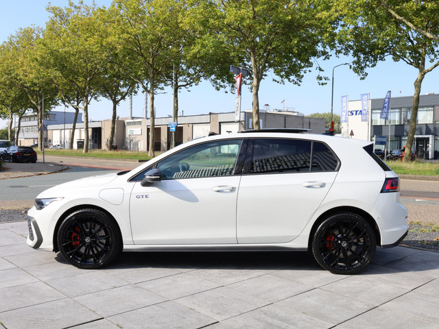 Foto 2 van Volkswagen Golf GTE 1.5 eHybrid 272PK | Panodak | Leer |19"Inch | Black Style | Garantie 2031 | Head