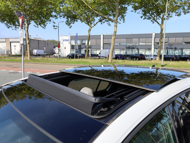 Foto 6 van Volkswagen Golf GTE 1.5 eHybrid 272PK | Panodak | Leer |19"Inch | Black Style | Garantie 2031 | Head