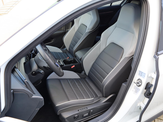 Foto 8 van Volkswagen Golf GTE 1.5 eHybrid 272PK | Panodak | Leer |19"Inch | Black Style | Garantie 2031 | Head