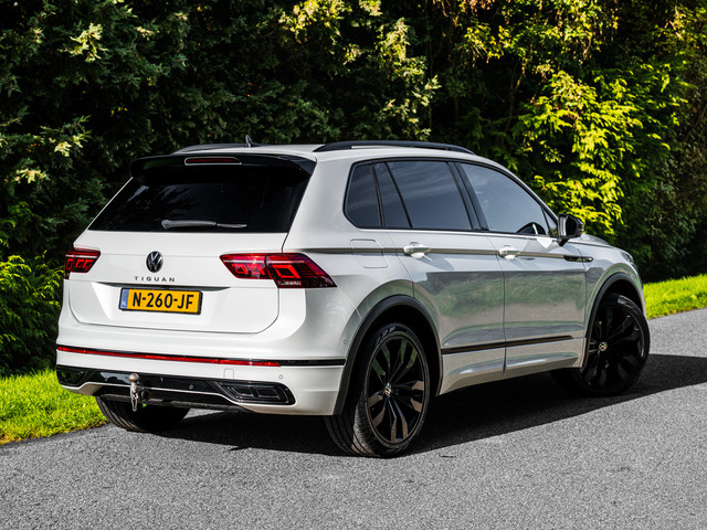 Foto 10 van Volkswagen Tiguan 1.5 TSI R-Line | IQ Lights | Trekhaak