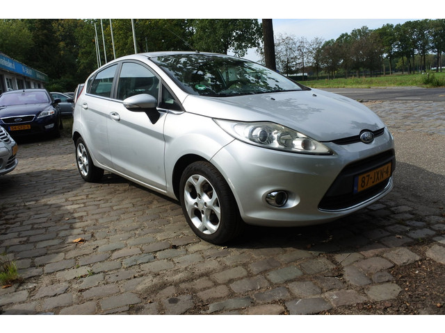 Foto 10 van Ford Fiesta 1.25 Titanium 5 drs nw apk 22-10-2027 airco voorruit verwarming