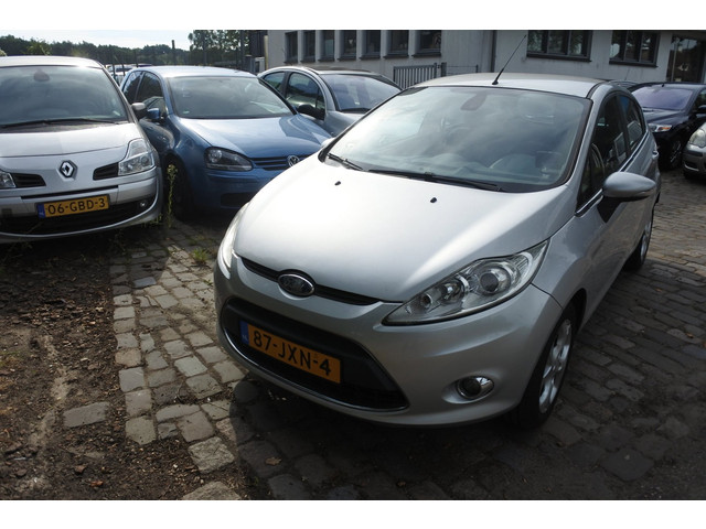 Foto 9 van Ford Fiesta 1.25 Titanium 5 drs nw apk 22-10-2027 airco voorruit verwarming