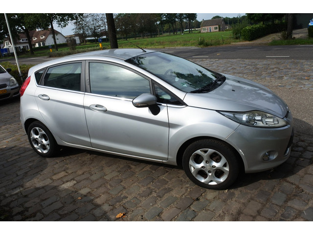 Foto 8 van Ford Fiesta 1.25 Titanium 5 drs nw apk 22-10-2027 airco voorruit verwarming
