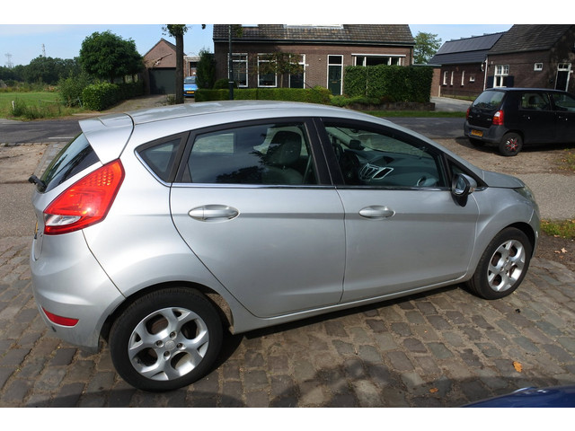 Foto 7 van Ford Fiesta 1.25 Titanium 5 drs nw apk 22-10-2027 airco voorruit verwarming