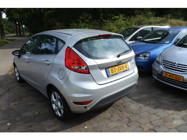 Foto 6 van Ford Fiesta 1.25 Titanium 5 drs nw apk 22-10-2027 airco voorruit verwarming