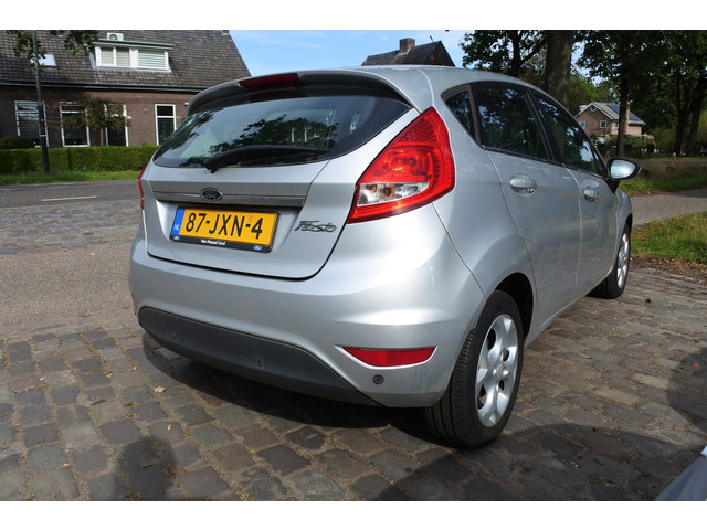 Foto 5 van Ford Fiesta 1.25 Titanium 5 drs nw apk 22-10-2027 airco voorruit verwarming